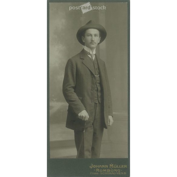 1909 - Fiatalember kalapban műtermi fotó. A kép Johann Müller fotóműtermében, Rumburgban készült. Régi fotó. Eredeti kabinetfotó / keményhátú fotó / vizitkártya, CDV fotó. (2793761)