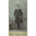 Cca 1900 - Fiatalember egészalakos műtermi fotója. A kép Dunky Fivérek fotóműtermében, Kolozsvárott készült. Régi fotó. Eredeti kabinetfotó / keményhátú fotó / vizitkártya, CDV fotó. (2793762)