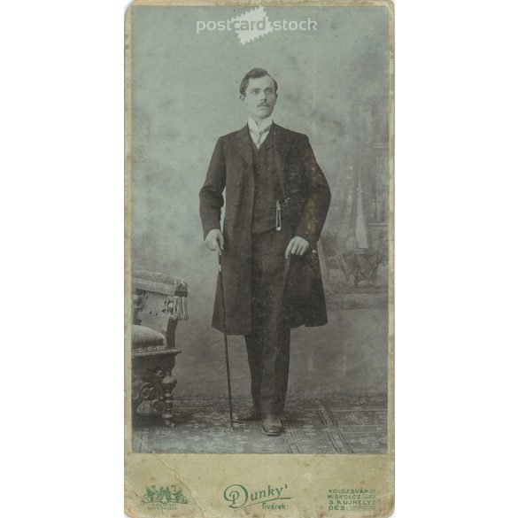 Cca 1900 - Fiatalember egészalakos műtermi fotója. A kép Dunky Fivérek fotóműtermében, Kolozsvárott készült. Régi fotó. Eredeti kabinetfotó / keményhátú fotó / vizitkártya, CDV fotó. (2793762)