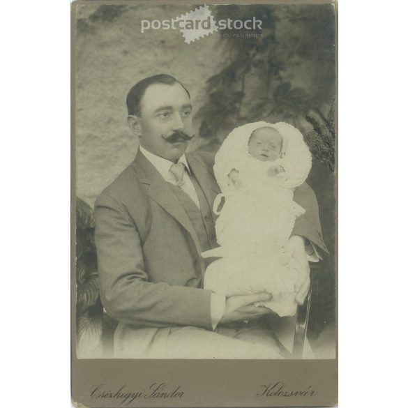 Cca 1900 - Apa és újszülött gyermeke. A kép Csízhegyi Sándor fotóműtermében, Kolozsvárott készült. Régi fotó. Eredeti kabinetfotó / keményhátú fotó / vizitkártya, CDV fotó. (2793767)