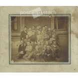Cca 1900 - Alkalmi osztálykép. A képen szereplők és a kép készítője ismeretlen. Eredeti régi fotó. Fekete-fehér, kasírozott fotó, eredeti papírkép. (2793768)
