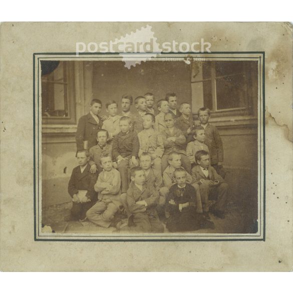 Cca 1900 - Alkalmi osztálykép. A képen szereplők és a kép készítője ismeretlen. Eredeti régi fotó. Fekete-fehér, kasírozott fotó, eredeti papírkép. (2793768)
