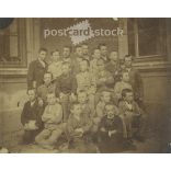 Cca 1900 - Alkalmi osztálykép. A képen szereplők és a kép készítője ismeretlen. Eredeti régi fotó. Fekete-fehér, kasírozott fotó, eredeti papírkép. (2793768)