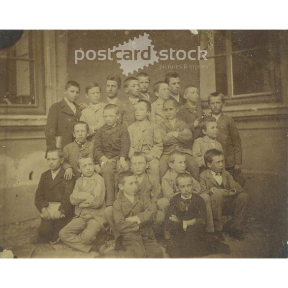Cca 1900 - Alkalmi osztálykép. A képen szereplők és a kép készítője ismeretlen. Eredeti régi fotó. Fekete-fehér, kasírozott fotó, eredeti papírkép. (2793768)