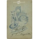 Cca 1900 - Fiatal pár fotója a kertben. A kép Füredi fotóműtermében, Kisújszálláson készült. Régi fotó. Eredeti kabinetfotó / keményhátú fotó / vizitkártya, CDV fotó. (2793769)