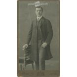 Cca 1900 - Fiatalember műtermi fotója. A kép Schmidt Ede fotóműtermében Budapesten készült. Régi fotó. Eredeti kabinetfotó / keményhátú fotó / vizitkártya, CDV fotó. (2793771)