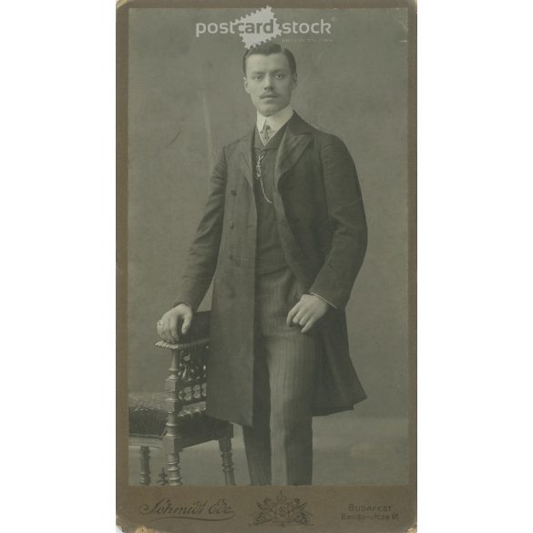 Cca 1900 - Fiatalember műtermi fotója. A kép Schmidt Ede fotóműtermében Budapesten készült. Régi fotó. Eredeti kabinetfotó / keményhátú fotó / vizitkártya, CDV fotó. (2793771)