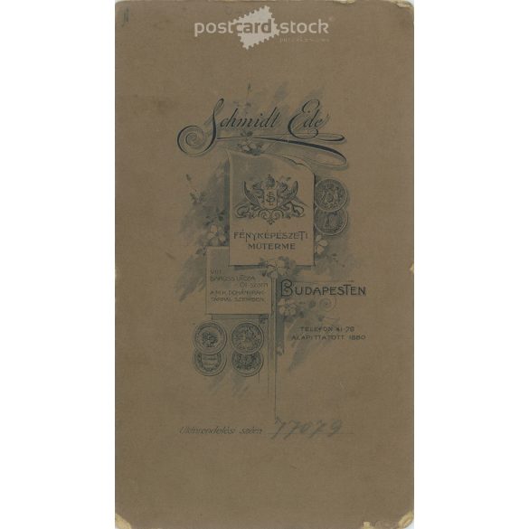 Cca 1900 - Fiatalember műtermi fotója. A kép Schmidt Ede fotóműtermében Budapesten készült. Régi fotó. Eredeti kabinetfotó / keményhátú fotó / vizitkártya, CDV fotó. (2793771)