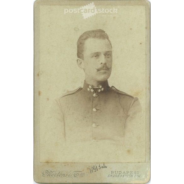 1890 - Katonafotó. A kép Mertens és Tsa fotóműtermében, Budapesten készült. Régi fotó. Eredeti kabinetfotó / keményhátú fotó / vizitkártya, CDV fotó. (2793773)