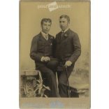 Cca 1900 - Fivérek műtermi fotója.  A kép Schmidt Ede fotóműtermében, Budapesten készült. Régi fotó. Eredeti kabinetfotó / keményhátú fotó / vizitkártya, CDV fotó. (2793782)