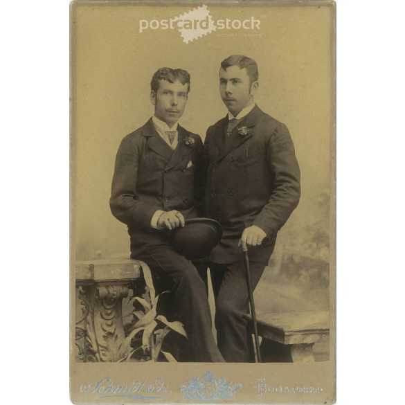 Cca 1900 - Fivérek műtermi fotója.  A kép Schmidt Ede fotóműtermében, Budapesten készült. Régi fotó. Eredeti kabinetfotó / keményhátú fotó / vizitkártya, CDV fotó. (2793782)