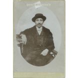 Cca 1910 - Fiatal férfi, feltehetően Erdélyből. A képen szereplő és a kép készítője ismeretlen. Eredeti régi fotó. Fekete-fehér, kasírozott fotó, eredeti papírkép. (2793787)
