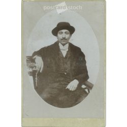   Cca 1910 - Fiatal férfi, feltehetően Erdélyből. A képen szereplő és a kép készítője ismeretlen. Eredeti régi fotó. Fekete-fehér, kasírozott fotó, eredeti papírkép. (2793787)