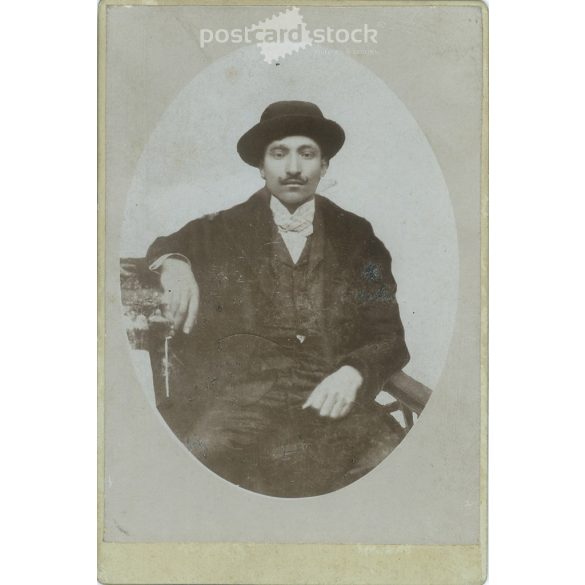 Cca 1910 - Fiatal férfi, feltehetően Erdélyből. A képen szereplő és a kép készítője ismeretlen. Eredeti régi fotó. Fekete-fehér, kasírozott fotó, eredeti papírkép. (2793787)