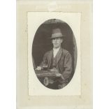 Cca 1910 - Vidovernyecz János borozgatás közben, cigarettával, Békéscsabán. A kép készítője ismeretlen. Eredeti régi fotó. Fekete-fehér, kasírozott fotó, eredeti papírkép. (2793788)
