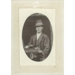   Cca 1910 - Vidovernyecz János borozgatás közben, cigarettával, Békéscsabán. A kép készítője ismeretlen. Eredeti régi fotó. Fekete-fehér, kasírozott fotó, eredeti papírkép. (2793788)