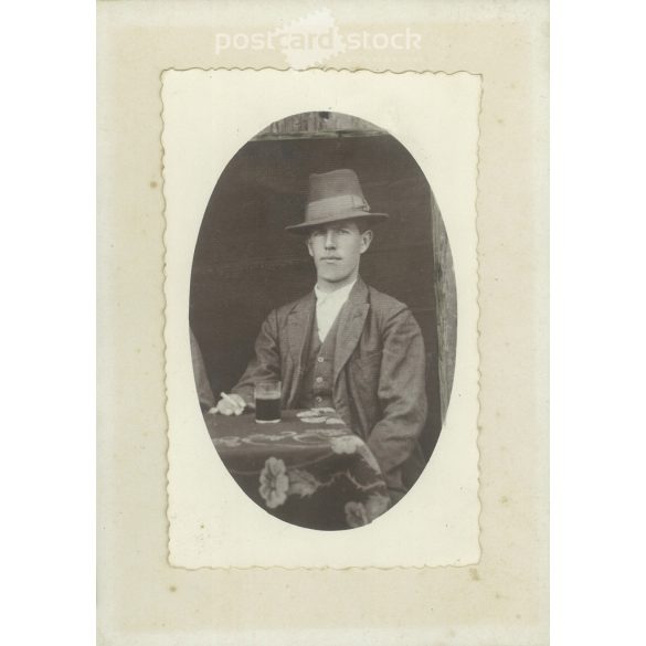 Cca 1910 - Vidovernyecz János borozgatás közben, cigarettával, Békéscsabán. A kép készítője ismeretlen. Eredeti régi fotó. Fekete-fehér, kasírozott fotó, eredeti papírkép. (2793788)