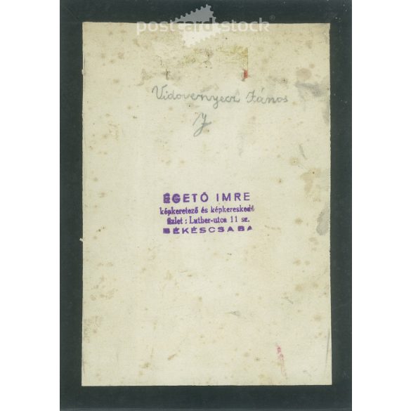 Cca 1910 - Vidovernyecz János borozgatás közben, cigarettával, Békéscsabán. A kép készítője ismeretlen. Eredeti régi fotó. Fekete-fehér, kasírozott fotó, eredeti papírkép. (2793788)