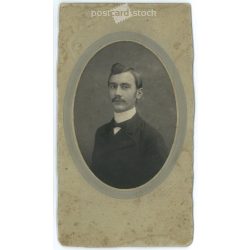   1904 - Bloomfield N. J. portréfotója, Észak-Amerika. A kép készítője ismeretlen. Eredeti régi fotó. Fekete-fehér, kasírozott fotó, eredeti papírkép. (2793790)