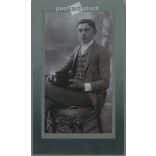 1927 - Kallai György portréfotója. A kép Dékány Jenő fotóműtermében, Karcagon készült. Eredeti régi fotó. Fekete-fehér, kasírozott fotó, eredeti papírkép. (2793792)
