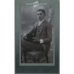   1927 - Kallai György portréfotója. A kép Dékány Jenő fotóműtermében, Karcagon készült. Eredeti régi fotó. Fekete-fehér, kasírozott fotó, eredeti papírkép. (2793792)