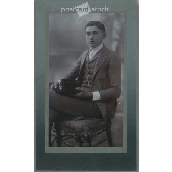 1927 - Kallai György portréfotója. A kép Dékány Jenő fotóműtermében, Karcagon készült. Eredeti régi fotó. Fekete-fehér, kasírozott fotó, eredeti papírkép. (2793792)