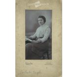 1927 - Cs. Szabó Erzsike portréfotója. A kép Dékány Jenő fotóműtermében, Karcagon készült. Eredeti régi fotó. Fekete-fehér, kasírozott fotó, eredeti papírkép. (2793794)