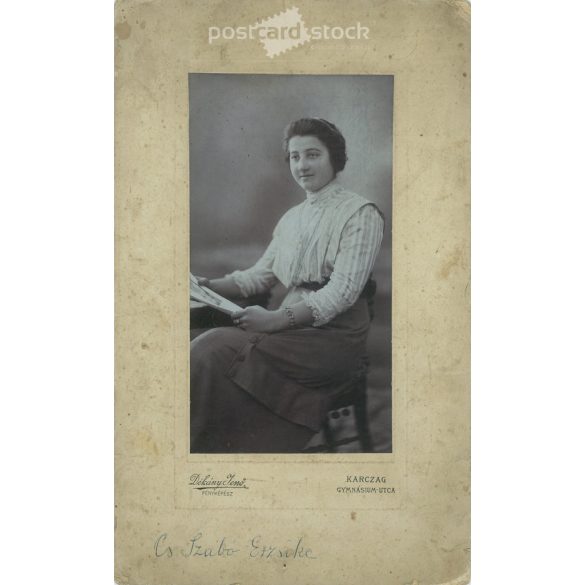 1927 - Cs. Szabó Erzsike portréfotója. A kép Dékány Jenő fotóműtermében, Karcagon készült. Eredeti régi fotó. Fekete-fehér, kasírozott fotó, eredeti papírkép. (2793794)