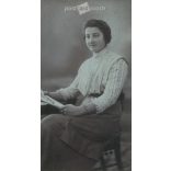 1927 - Cs. Szabó Erzsike portréfotója. A kép Dékány Jenő fotóműtermében, Karcagon készült. Eredeti régi fotó. Fekete-fehér, kasírozott fotó, eredeti papírkép. (2793794)