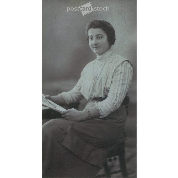 1927 - Cs. Szabó Erzsike portréfotója. A kép Dékány Jenő fotóműtermében, Karcagon készült. Eredeti régi fotó. Fekete-fehér, kasírozott fotó, eredeti papírkép. (2793794)
