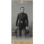 Cca 1914 - Fiatal katona fotója.  A kép Békés Gyula fotóműtermében, Gyulán készült. Régi fotó. Eredeti kabinetfotó / keményhátú fotó / vizitkártya, CDV fotó. (2793795)