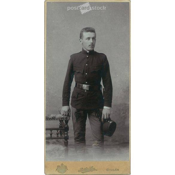 Cca 1914 - Fiatal katona fotója.  A kép Békés Gyula fotóműtermében, Gyulán készült. Régi fotó. Eredeti kabinetfotó / keményhátú fotó / vizitkártya, CDV fotó. (2793795)