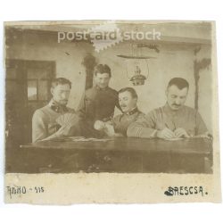   1915 - Katonák pihenőn, Breascsa. A képen szereplők és a kép készítője ismeretlen. Eredeti régi fotó. Fekete-fehér fotó, eredeti papírkép. (2793800)