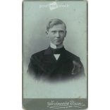 1905 - Előkelő fiatalember portréfotója.  A kép Joánovics Testvérek fotóműtermében, Kolozsvárott készült. Régi fotó. Eredeti kabinetfotó / keményhátú fotó / vizitkártya, CDV fotó. (2793802)