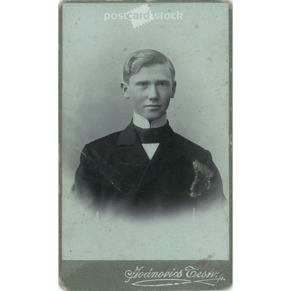 1905 - Előkelő fiatalember portréfotója.  A kép Joánovics Testvérek fotóműtermében, Kolozsvárott készült. Régi fotó. Eredeti kabinetfotó / keményhátú fotó / vizitkártya, CDV fotó. (2793802)