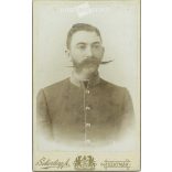 Cca 1900 - Fiatal tiszt portréfotója. A kép Scherling Antal fotóműtermében készült, Szatmáron. Régi fotó. Eredeti kabinet kártya / keményhátú fotó / CDV fotó. (2793836)