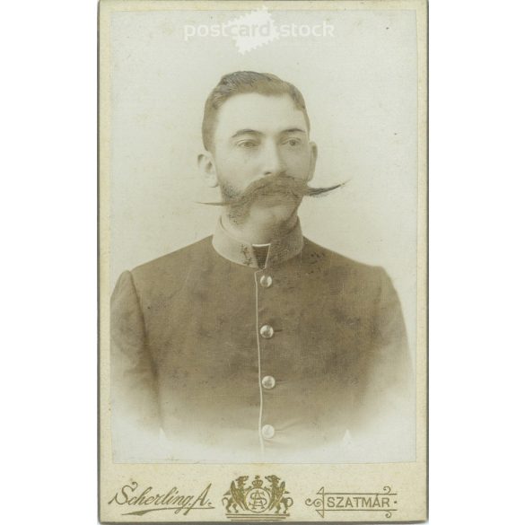 Cca 1900 - Fiatal tiszt portréfotója. A kép Scherling Antal fotóműtermében készült, Szatmáron. Régi fotó. Eredeti kabinet kártya / keményhátú fotó / CDV fotó. (2793836)