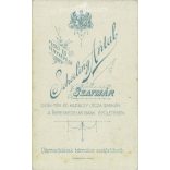 Cca 1900 - Fiatal tiszt portréfotója. A kép Scherling Antal fotóműtermében készült, Szatmáron. Régi fotó. Eredeti kabinet kártya / keményhátú fotó / CDV fotó. (2793836)
