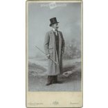 Elegáns, fiatal férfi cilinderben, sétapálcával. A kép Schmidt Ágoston fotóműtermében készült, Budapesten. Eredeti kabinetfotó / keményhátú fotó / vizitkártya, CDV fotó. (2793840)