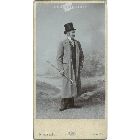 Elegáns, fiatal férfi cilinderben, sétapálcával. A kép Schmidt Ágoston fotóműtermében készült, Budapesten. Eredeti kabinetfotó / keményhátú fotó / vizitkártya, CDV fotó. (2793840)