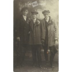   1925 - Testvérek sapkában. A képen szereplők személye ismeretlen. A fotó Szemenyei Sándor fotóműtermében készült, Orosházán. Eredeti régi fotó. Fekete-fehér fotólap, régi képeslap. (2793842)