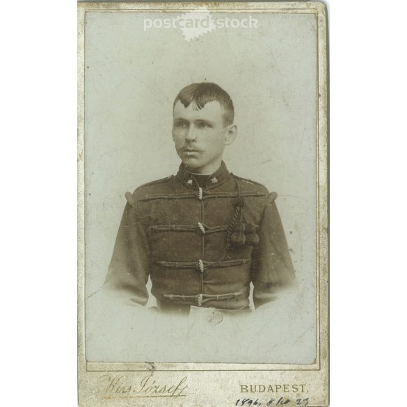 1896 - Franóy István, fiatal katona fotója, Orosháza. A kép Kiss József fotóműtermében készült, Budapesten. Eredeti kabinetfotó / keményhátú fotó / vizitkártya, CDV fotó. (2793843)