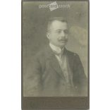 Cca 1900 - Fiatal férfi műtermi fotója, Pécs. A kép Zelesny Károly fotóműtermében készült, Pécsett. Eredeti kabinetfotó / keményhátú fotó / vizitkártya, CDV fotó. (2793844)