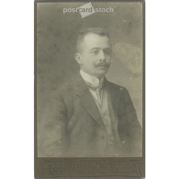 Cca 1900 - Fiatal férfi műtermi fotója, Pécs. A kép Zelesny Károly fotóműtermében készült, Pécsett. Eredeti kabinetfotó / keményhátú fotó / vizitkártya, CDV fotó. (2793844)