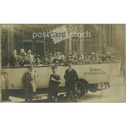   Városnéző busz a Kölni dóm előtt. A képen szereplők és a kép készítője ismeretlen. Eredeti régi fotó. Fekete-fehér, kasírozott fotó, eredeti papírkép. (2793851)