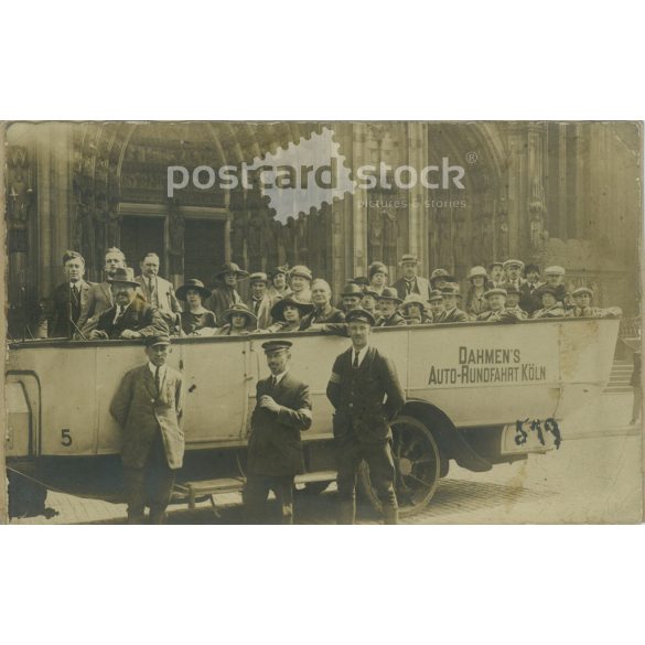 Városnéző busz a Kölni dóm előtt. A képen szereplők és a kép készítője ismeretlen. Eredeti régi fotó. Fekete-fehér, kasírozott fotó, eredeti papírkép. (2793851)