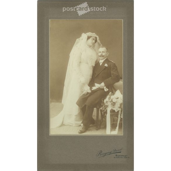 1913 - Schneider Gyula és neje műtermi felvétele. A kép Rozgonyi Dezső fotóműtermében készült, Budapesten. Eredeti régi fotó. Fekete-fehér, kasírozott fotó, eredeti papírkép. (2793855)