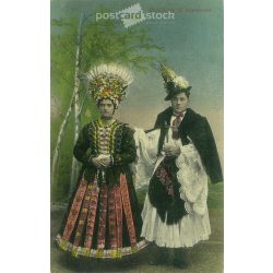   Mezőkövesdi népviselet. A képen szereplők és a kép készítője ismeretlen. Színezett fotólap. Régi képeslap. (2793864)