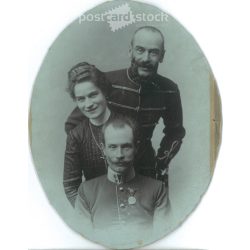   Cca 1900 - Családi csoportkép, feltehetően testvérekről. A képen szereplők személye ismeretlen. A fotó Carposio fotóműtermében készült, Fiumeben. Régi fotó, vágott. Eredeti kabinetfotó / keményhátú fotó / vizitkártya, CDV fotó. (2793872)