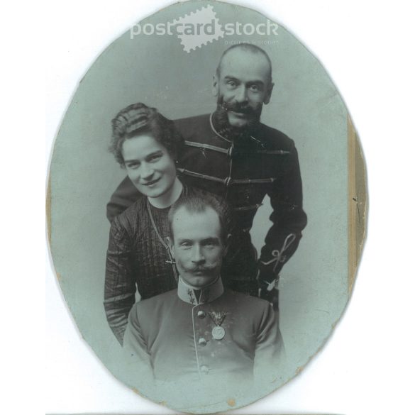 Cca 1900 - Családi csoportkép, feltehetően testvérekről. A képen szereplők személye ismeretlen. A fotó Carposio fotóműtermében készült, Fiumeben. Régi fotó, vágott. Eredeti kabinetfotó / keményhátú fotó / vizitkártya, CDV fotó. (2793872)